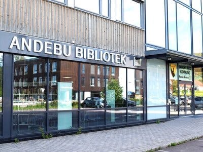 Moderne bygg med skiltet "Andebu bibliotek" i fokus. Foto.