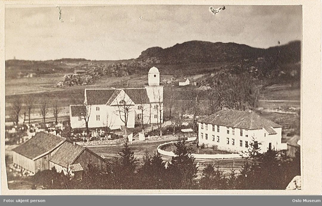 Et gammelt fotografi av Sandar kirke og Sandar prestegård på 1800-tallet. Foto.