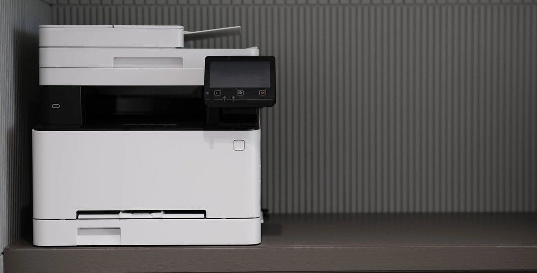 En printer på et bord. Foto.