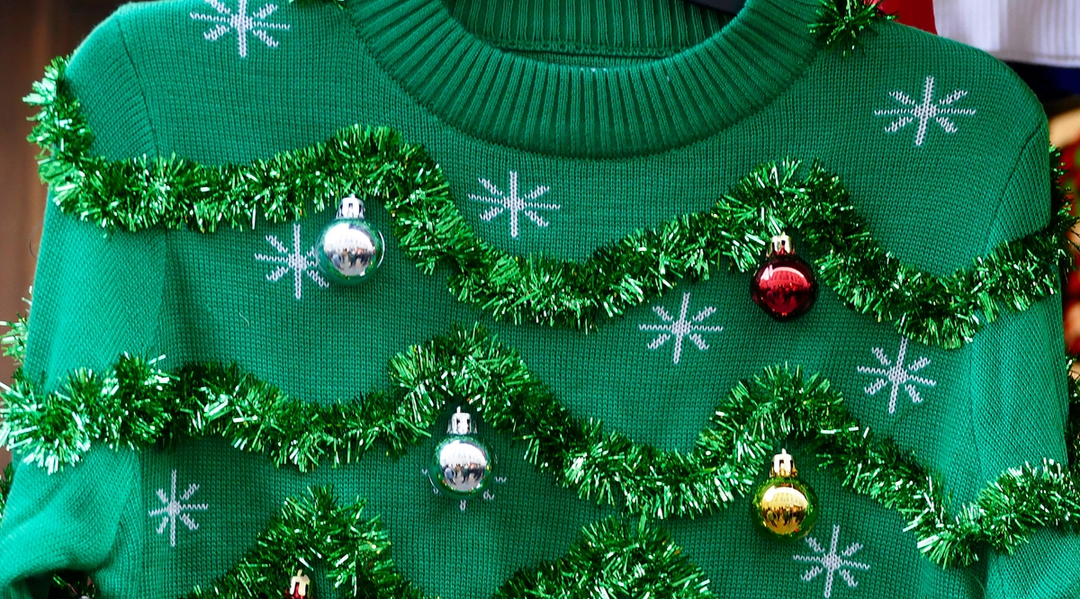 Grønn genser med snøkrystaller og julepynt på. Foto