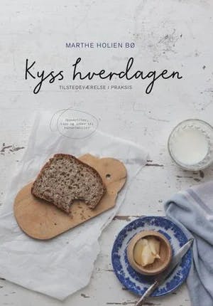 Omslag: "Kyss hverdagen : tilstedeværelse i praksis" av Marthe Holien Bø